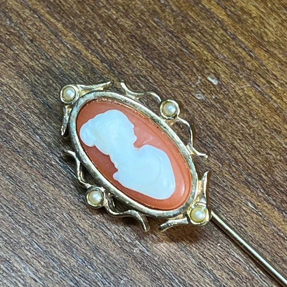Vtg Avon Gold Tone Coral Faux Cameo Seed Pearl Stick Pin Lapel Scarf Accessory